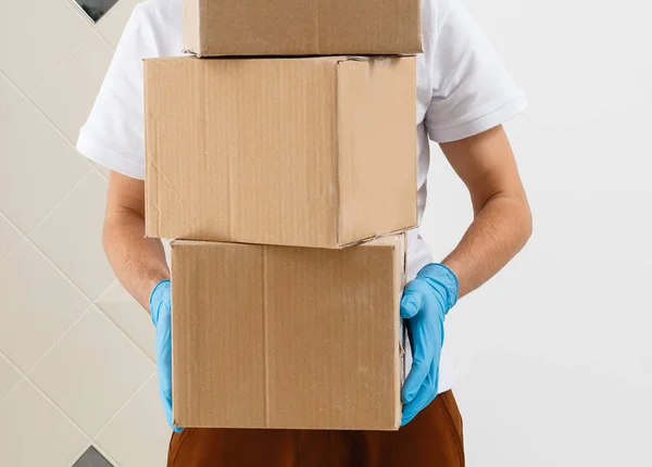 Man Medicinsk Mask Och Blå Gummihandskar Med Låda Ett Paket — Stockfoto