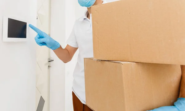 Hombre Una Máscara Médica Guantes Goma Azul Con Una Caja — Foto de Stock