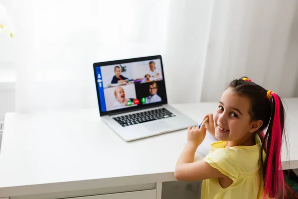 Escola online fixe. Criança estudando on-line em casa usando um laptop. Jovem alegre usando computador portátil estudando através do sistema de e-learning online. Ensino à distância ou à distância — Fotografia de Stock