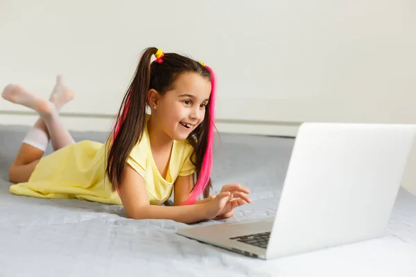 自宅でノートパソコンを使ってかわいい女の子 オンライン研究 家庭学習 距離学習 女子学生のライフスタイルの概念 — ストック写真