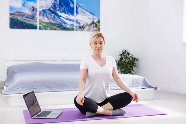 Bella Donna Che Yoga Casa — Foto Stock