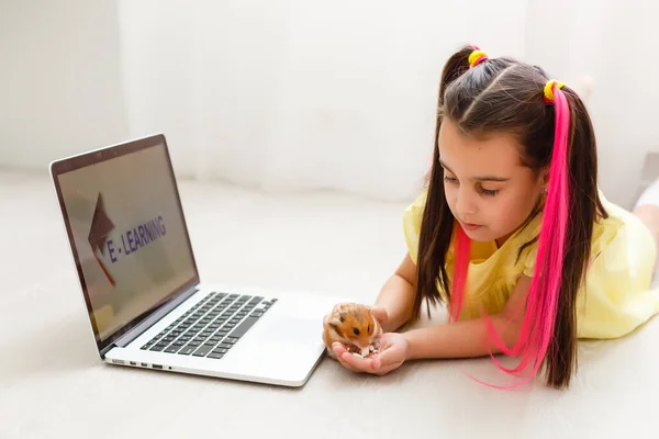 Educar Casa Menina Criança Fazer Lição Casa Com Hamster Animal — Fotografia de Stock