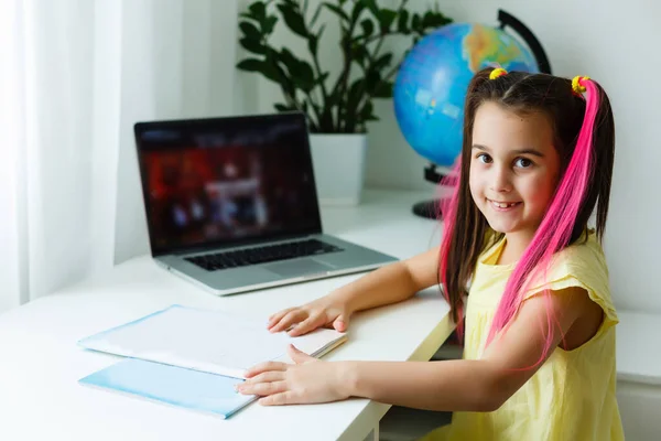 Leuke Online School Hij Studeert Thuis Online Met Een Laptop — Stockfoto