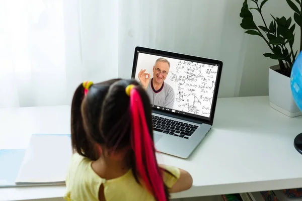 Schattig klein meisje met laptop thuis. Onderwijs, online studie, thuis studeren, afstandsonderwijs, schoolmeisje kinderen levensstijl concept — Stockfoto