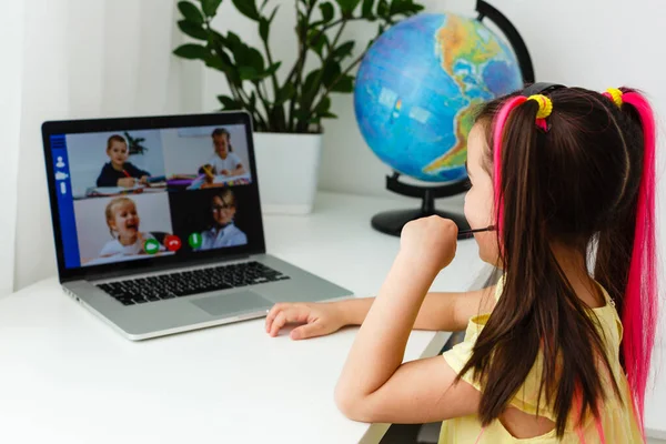 Escola online fixe. Criança estudando on-line em casa usando um laptop. Jovem alegre usando computador portátil estudando através do sistema de e-learning online. Ensino à distância ou à distância — Fotografia de Stock