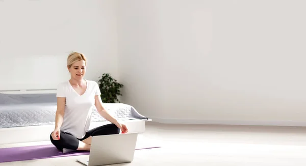 Mujer Feliz Haciendo Ejercicio Mientras Video Entrenamiento Portátil Casa — Foto de Stock