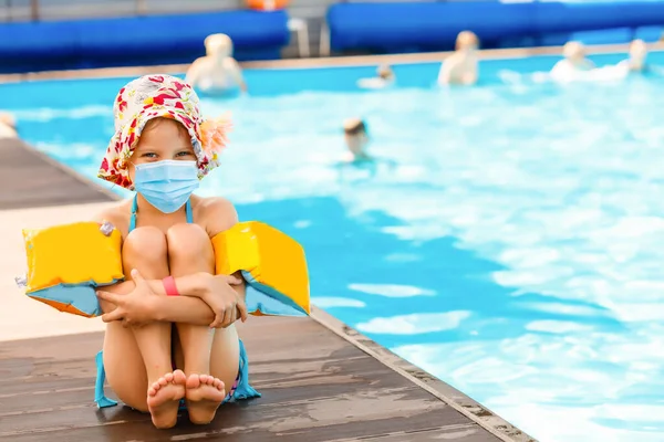 Jeune Fille Tout Petit Jouant Dans Une Pataugeoire Eau Portant — Photo