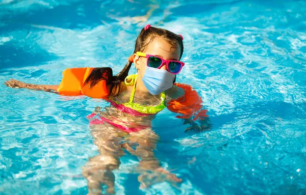 Niña Pequeña Jugando Una Piscina Infantil Agua Con Una Máscara — Foto de Stock