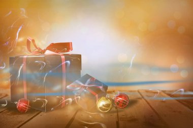 Raflar ve podyum. İçinde altın fiyonklu siyah hediyeler kutuları var. Koyu arkaplan altın yazı harfleri. Yatay afiş, poster, başlık web sitesi