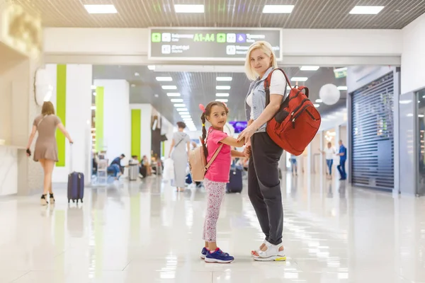 Anne Çocuğun Arka Planda Birlikte Gitmesi Alışveriş Merkezi Havaalanı Seyahati — Stok fotoğraf