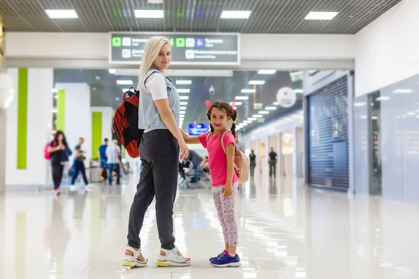 Madre Niña Aeropuerto Esperando Embarque —  Fotos de Stock