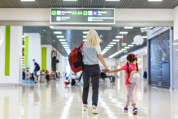 Feliz Madre Hija Jugando Juego Aeropuerto Antes Abordar —  Fotos de Stock