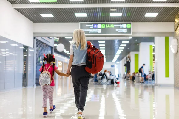 Mãe Menina Aeroporto Espera Embarque — Fotografia de Stock