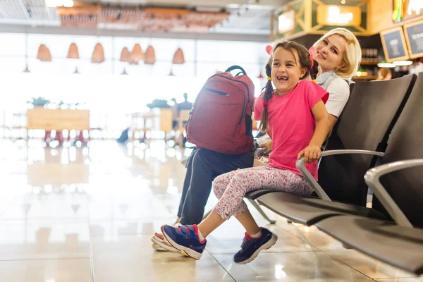 Mãe Criança Estão Espera Avião Aeroporto Passageiros Aguardam Seu Transporte — Fotografia de Stock