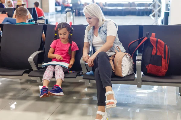 Feliz Madre Hija Jugando Juego Aeropuerto Antes Abordar —  Fotos de Stock