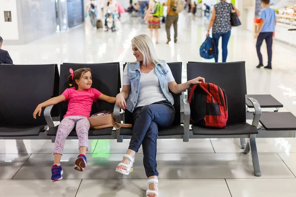Ευτυχισμένη Μητέρα Και Κόρη Παίζουν Ένα Παιχνίδι Στο Αεροδρόμιο Πριν — Φωτογραφία Αρχείου