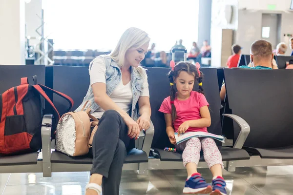 Mamá Hijo Están Esperando Avión Aeropuerto Los Pasajeros Están Esperando —  Fotos de Stock