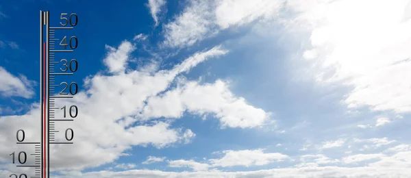 Termometro Nel Cielo Calore — Foto Stock