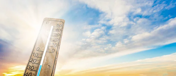 Thermometer Vor Dem Hintergrund Der Natur — Stockfoto