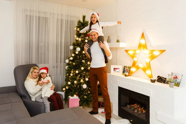 Família Feliz Pai Mãe Filhos Sentados Lareira Véspera Natal — Fotografia de Stock