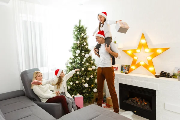 Feliz Jovem Família Segurando Presente Natal Sorrindo Para Câmera — Fotografia de Stock