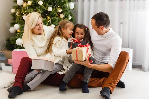 幸せな家族は自宅でクリスマスプレゼントと遊ぶ — ストック写真