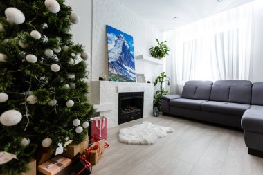 Fotoğraf bezi baskıları. Yığınlanmış renkli fotoğraflar, galeri kaplama metoduyla sedye çubuğuna uzanan, yanal kenar