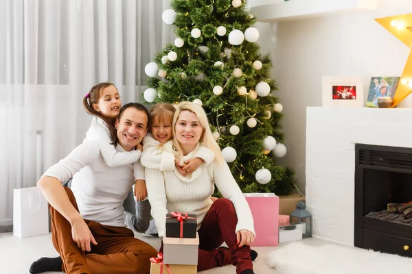 Šťastná Rodina Hraje Vánočními Dárky Doma — Stock fotografie