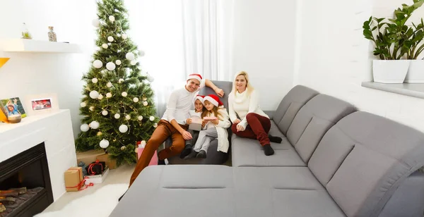 Família Feliz Brincando Com Presentes Natal Casa — Fotografia de Stock