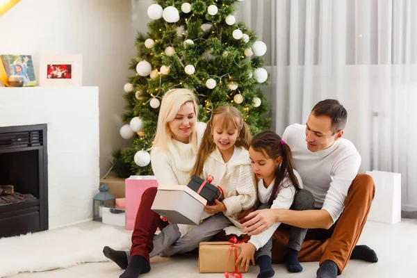 Famiglia Felice Giocare Con Regali Natale Casa — Foto Stock