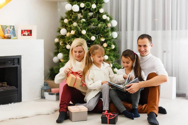 Famiglia Felice Giocare Con Regali Natale Casa — Foto Stock