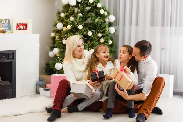 Glückliche Junge Familie Hält Weihnachtsgeschenk Der Hand Und Lächelt Die — Stockfoto