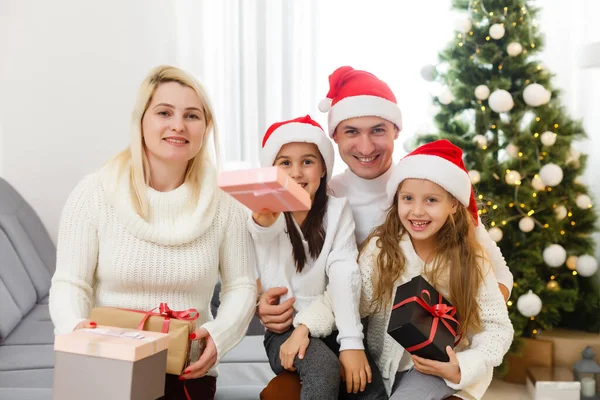 Família Feliz Pai Mãe Filhos Sentados Lareira Véspera Natal — Fotografia de Stock