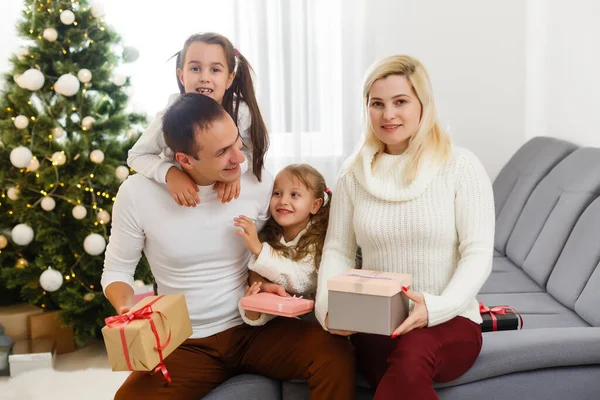 Felice Famiglia Padre Madre Figli Seduti Vicino Camino Vigilia Natale — Foto Stock