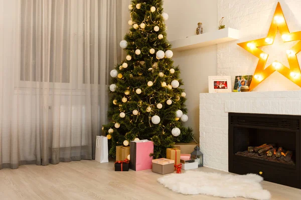 Escena Navidad Con Regalos Árbol Fuego Fondo — Foto de Stock