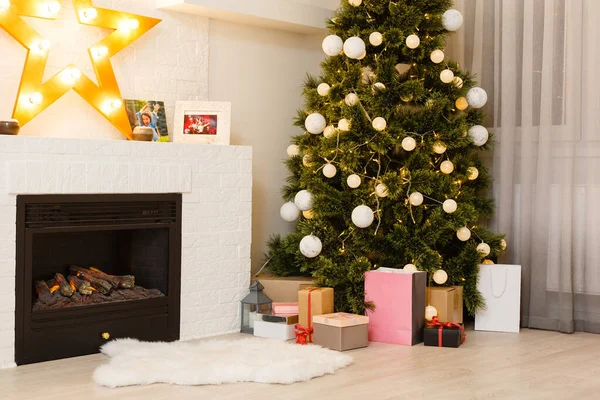 Escena Navidad Con Regalos Árbol Fuego Fondo — Foto de Stock