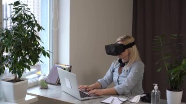 Kadın evde dizüstü bilgisayar üzerinde çalışıyor ve bir ödül kazandığını öğreniyor. 4K 'da RED Sinema Kamerasında Çekim