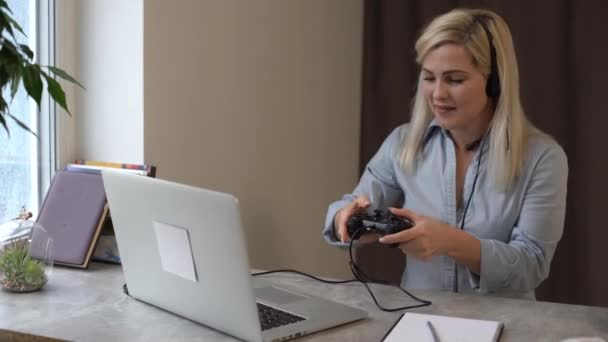 女性は自宅でラップトップコンピュータに取り組んでおり 彼女が賞を受賞していることがわかります 4KのRedシネマカメラで撮影 — ストック動画