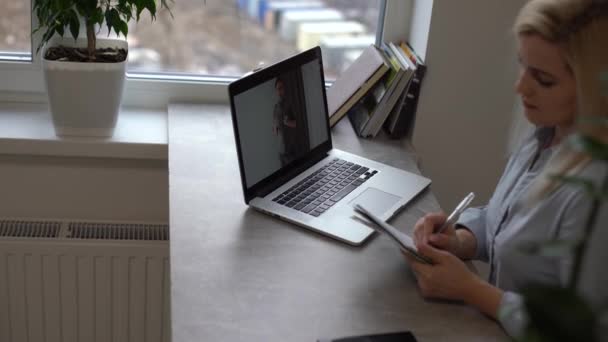 Perempuan Bekerja Pada Komputer Laptop Rumah Dan Menemukan Bahwa Dia — Stok Video
