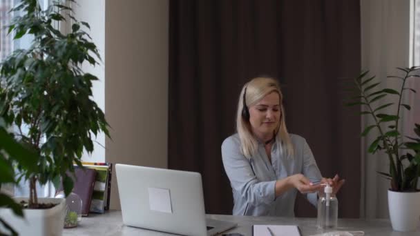 Vrouw Werkt Thuis Aan Een Laptop Ontdekt Dat Een Prijs — Stockvideo