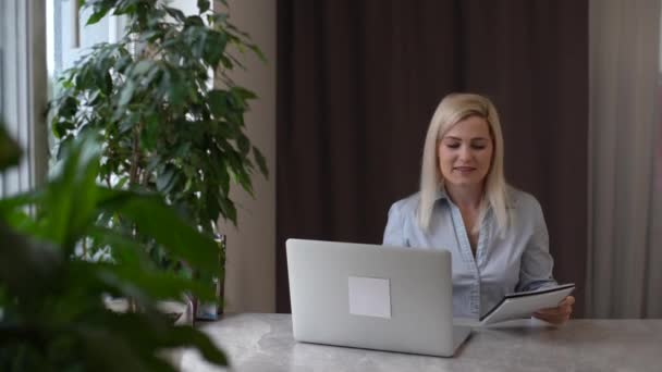 Die Frau Arbeitet Hause Einem Laptop Und Erfährt Dass Sie — Stockvideo