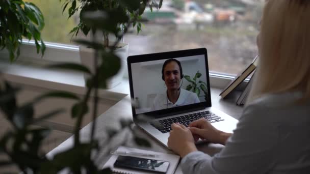 Funcionário Escritório Feminino Olhando Através Informações Laptop Documentos Corretor Troca — Vídeo de Stock