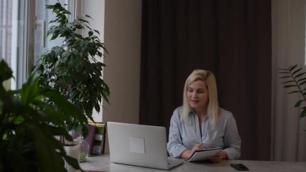 Kvinnliga Kontor Anställd Tittar Igenom Information Bärbar Dator Och Dokument — Stockvideo