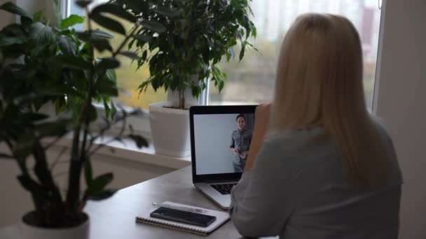 女性办公室员工浏览笔记本电脑和文件中的信息 工作交换经纪人 — 图库视频影像