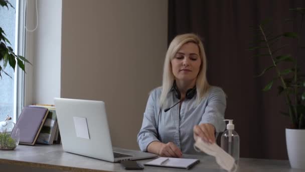 Сотрудница Женского Офиса Просматривает Информацию Ноутбуке Документах Работает Биржевой Брокер — стоковое видео
