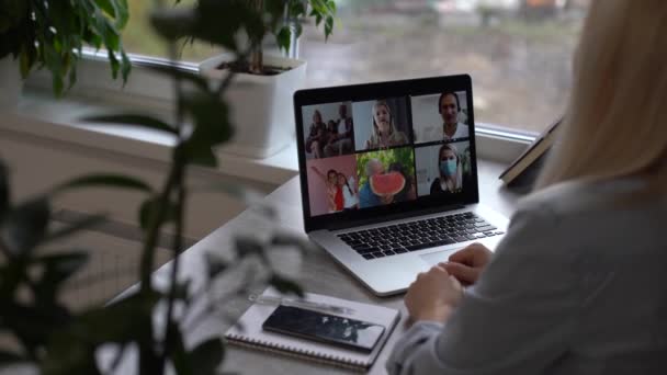 Funcionário Escritório Feminino Olhando Através Informações Laptop Documentos Corretor Troca — Vídeo de Stock