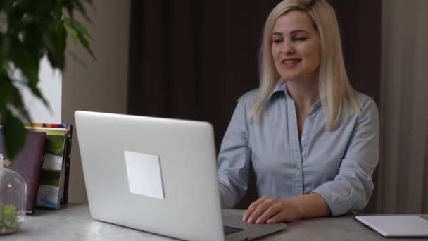 Vrouwelijke Kantoormedewerker Zoek Naar Informatie Laptop Documenten Arbeidsbemiddelaar — Stockvideo