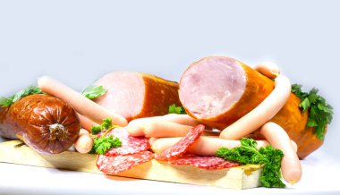 Koyu arkaplanda farklı sosislerden oluşan bir kompozisyon.