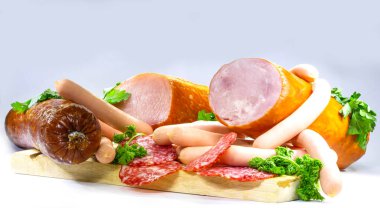 Et ve sosis. Beyazda izole edilmiş.