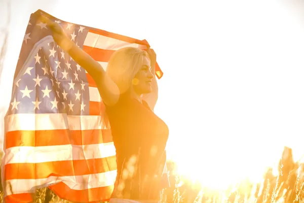 Красивая Молодая Девушка Американским Флагом Ветру Поле Ржи Летний Пейзаж — стоковое фото